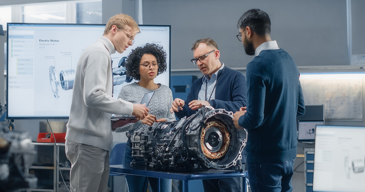 Étudiants et professionnels collaborant ensemble